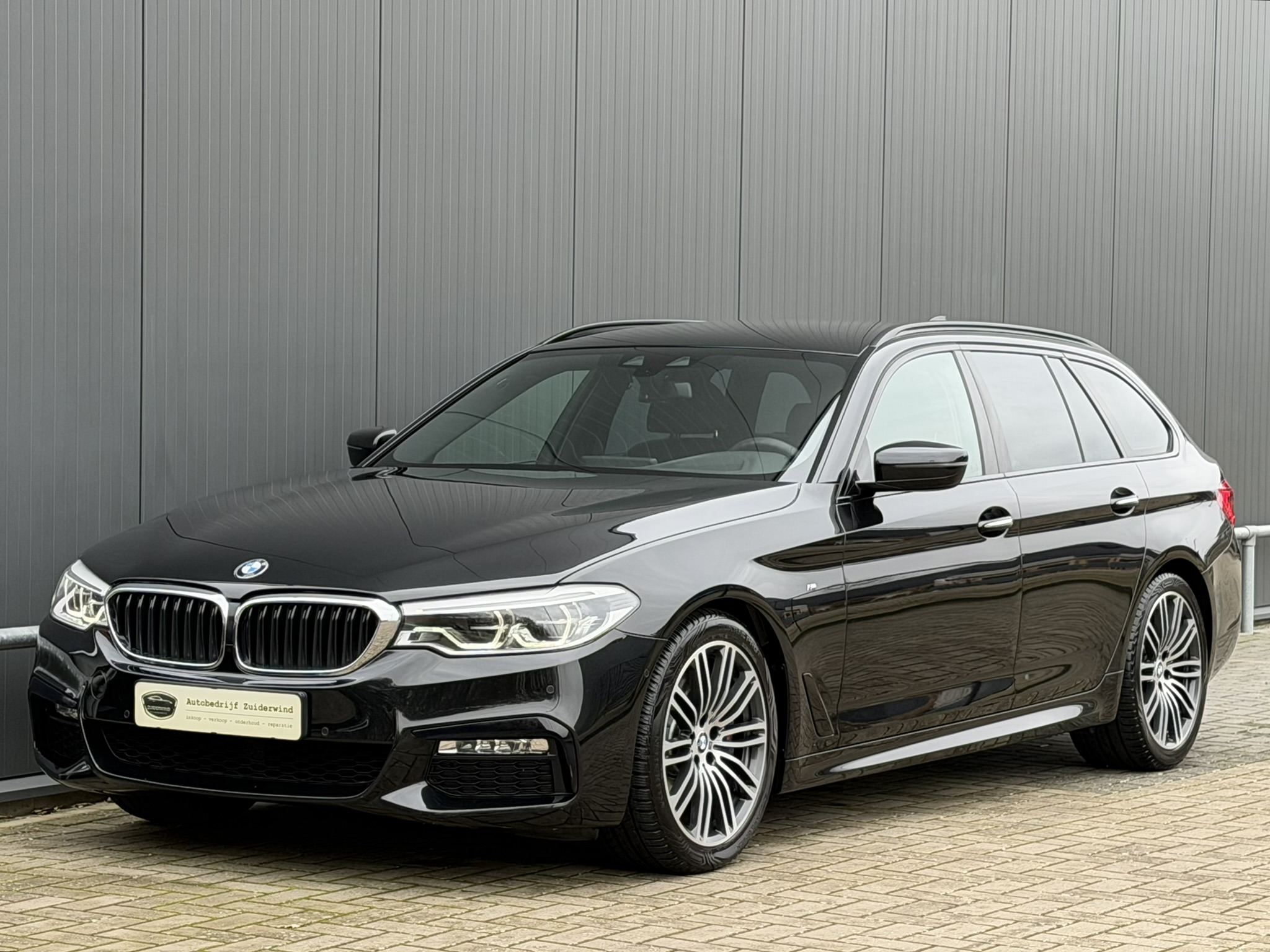 
								BMW 530i 252pk Touring M-Sport full									