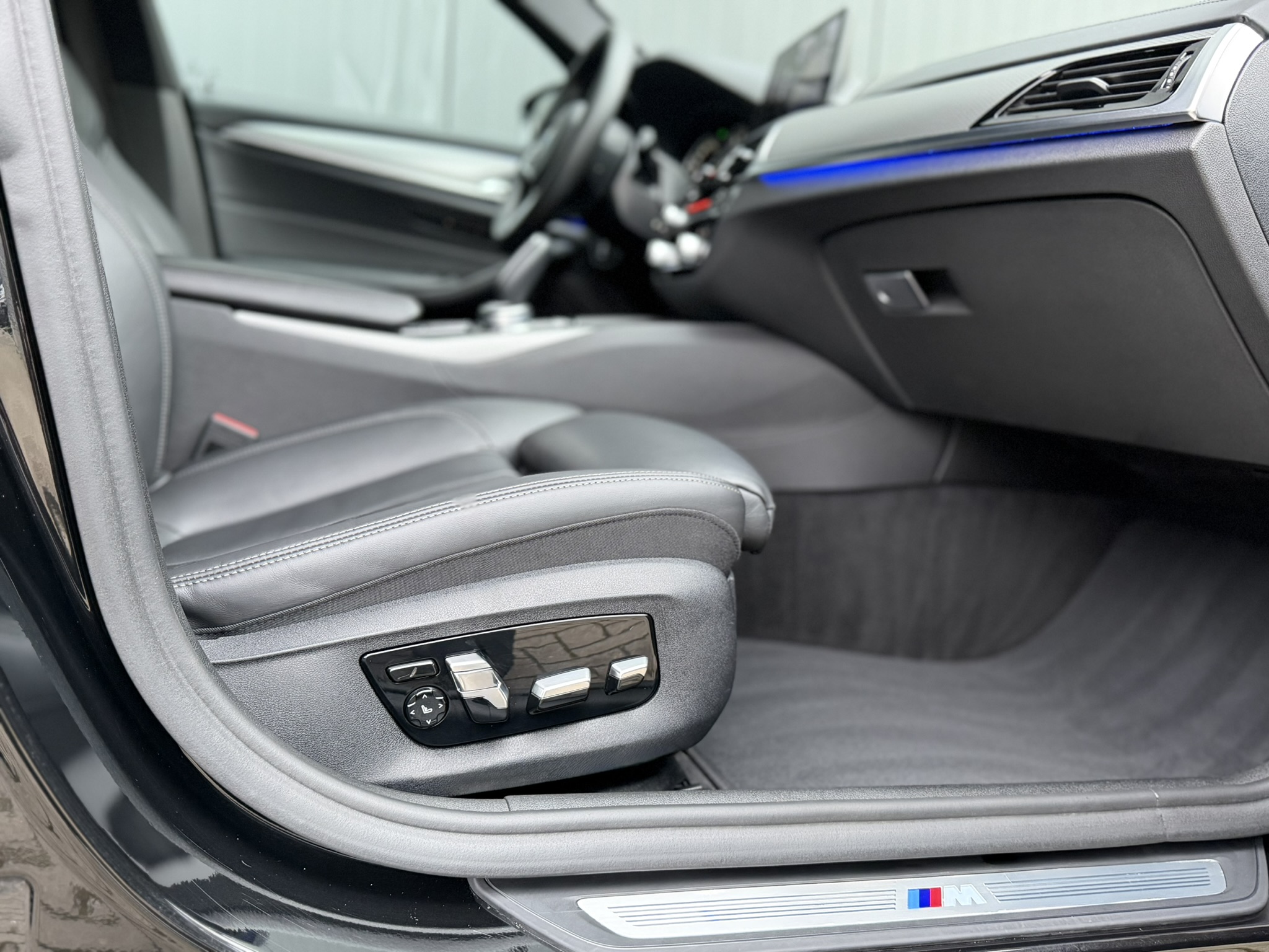 
								BMW 530i 252pk Touring M-Sport full									